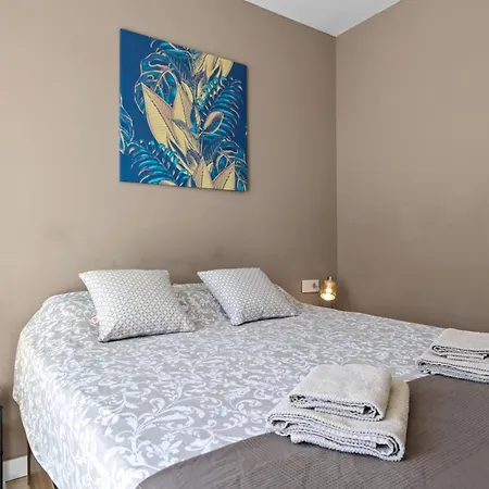 Luxury New Center - Private Parking Apartment
